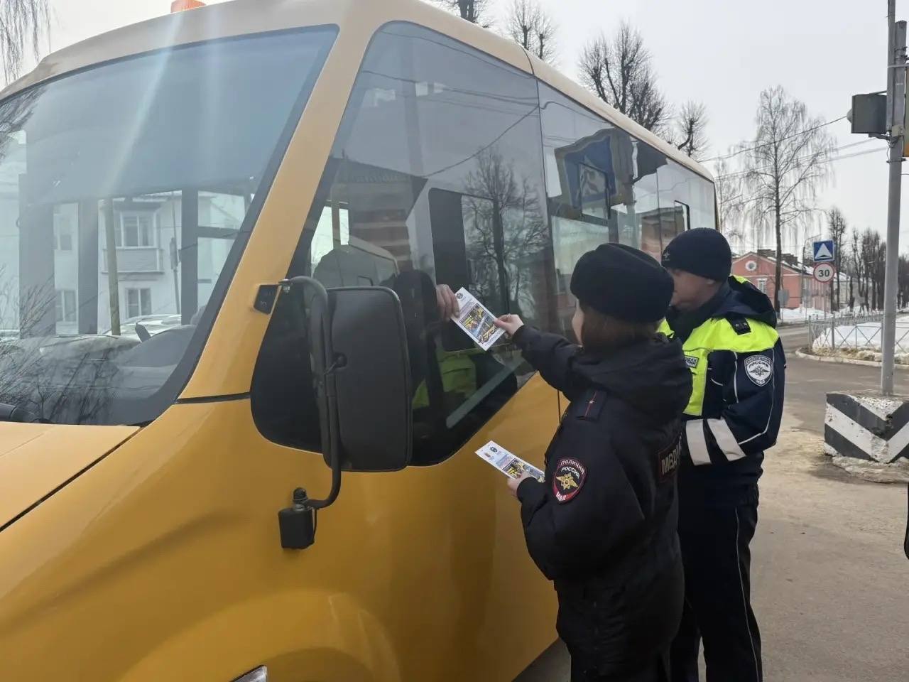 Сотрудники Госавтоинспекции провели инструктаж водителей школьных автобусов по безопасной перевозке детей Сотрудники Госавтоинспекции провели инструктаж водителей школьных автобусов по безопасной перевозке детей