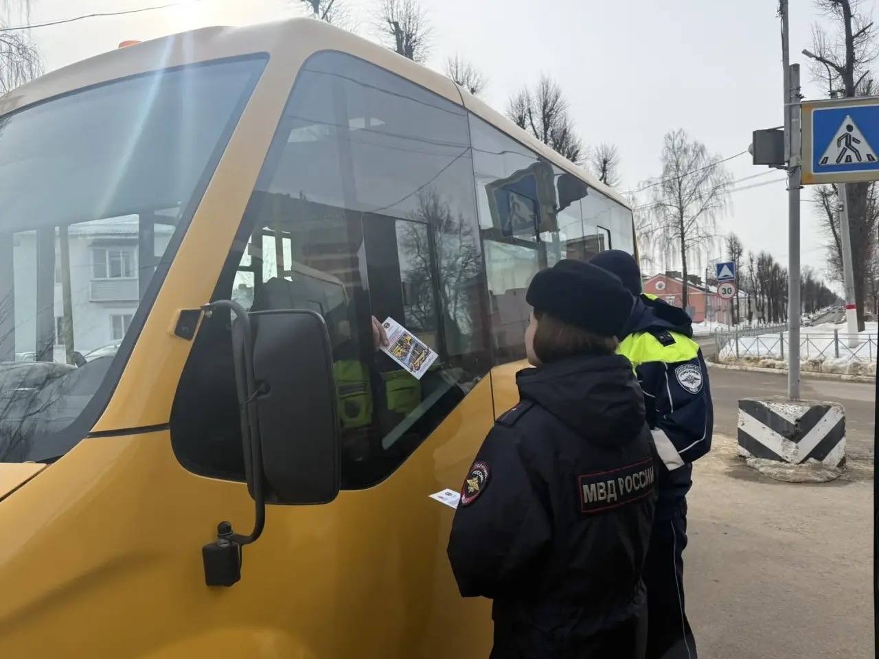 Сотрудники Госавтоинспекции провели инструктаж водителей школьных автобусов по безопасной перевозке детей Сотрудники Госавтоинспекции провели инструктаж водителей школьных автобусов по безопасной перевозке детей