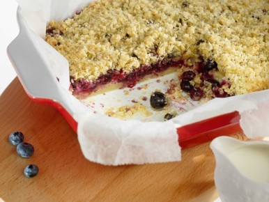 Нежный пирог с голубикой и ароматным кокосовым штрейзелем