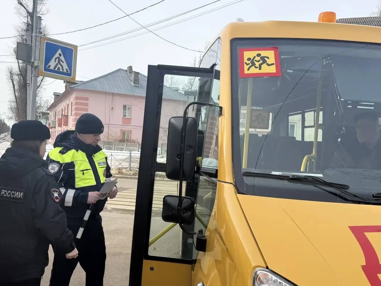 Сотрудники Госавтоинспекции провели инструктаж водителей школьных автобусов по безопасной перевозке детей Сотрудники Госавтоинспекции провели инструктаж водителей школьных автобусов по безопасной перевозке детей