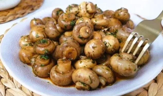 Как научиться мариновать шампиньоны: простые и быстрые рецепты