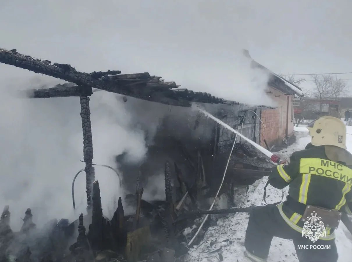 Тульские спасатели за сутки потушили пожар и выезжали на два ДТП Тульские спасатели за сутки потушили пожар и выезжали на два ДТП