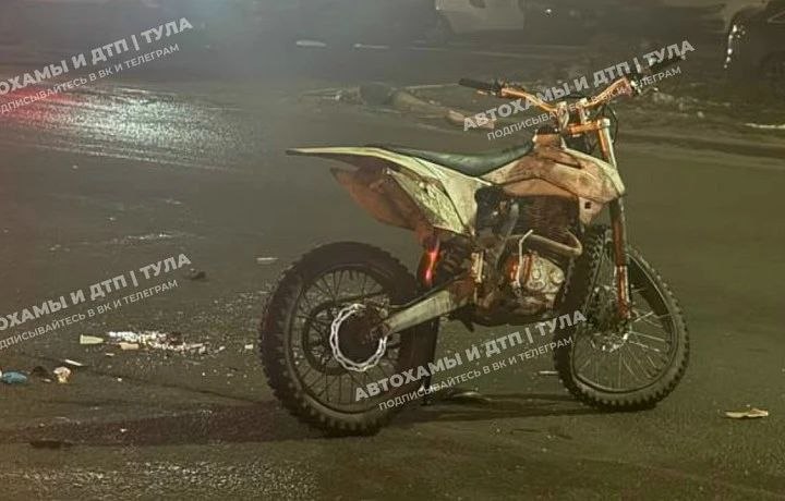Два человека пострадали в ДТП с питбайком и такси в Туле