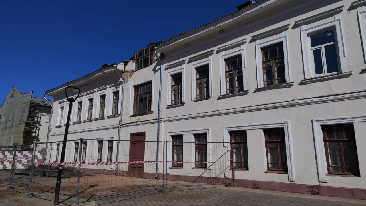 В Музейном квартале обрушился фасад исторического особняка — арендатору выдали предостережение за бездействие