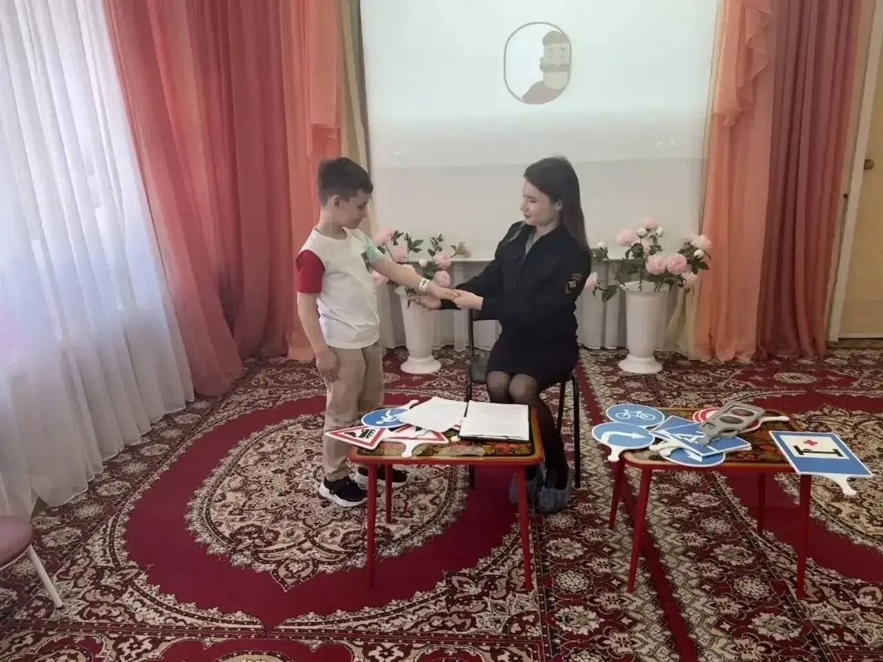 Сотрудники Госавтоинспекции провели урок дорожной безопасности в детском саду Сотрудники Госавтоинспекции провели урок дорожной безопасности в детском саду