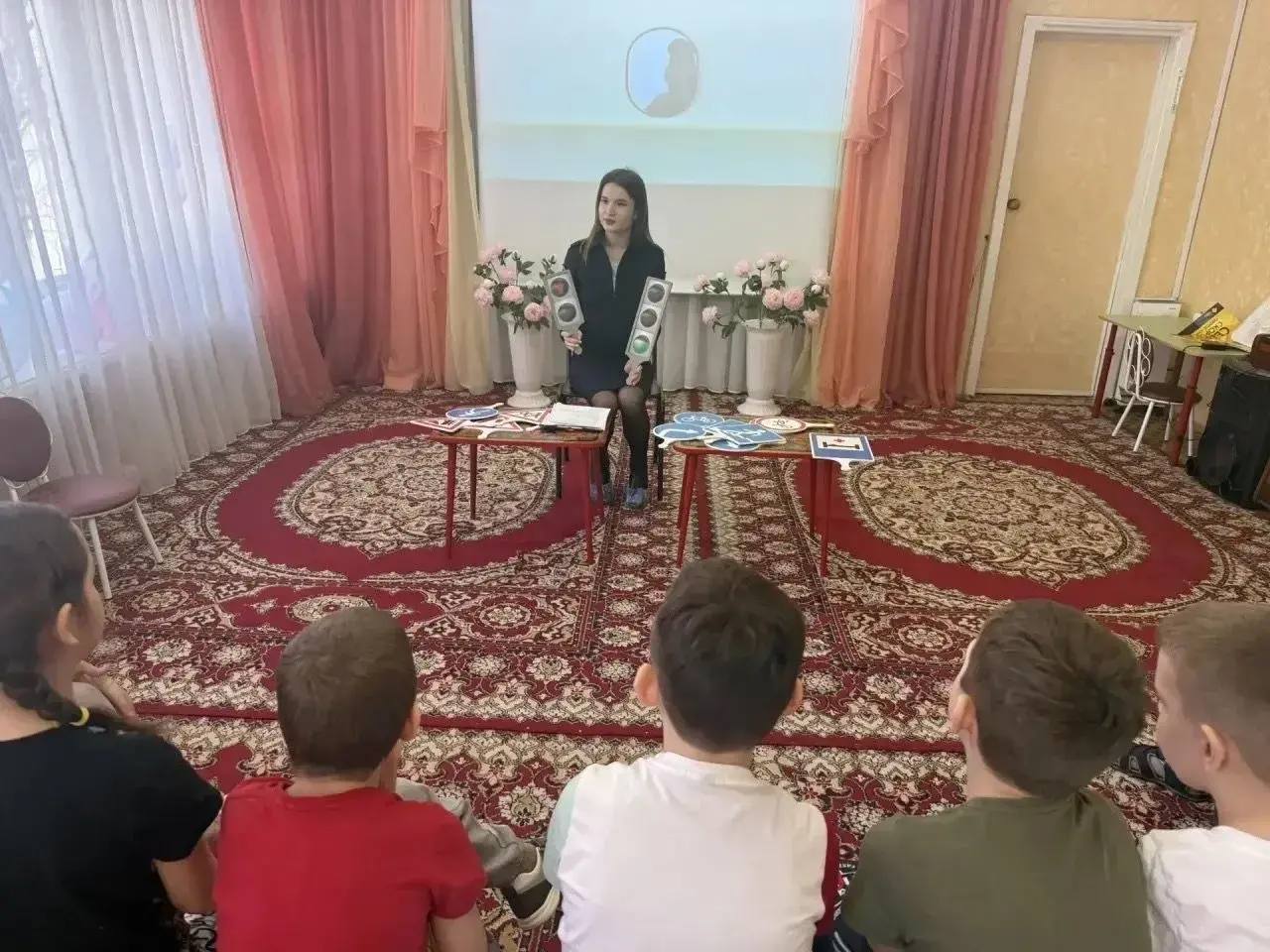 Сотрудники Госавтоинспекции провели урок дорожной безопасности в детском саду Сотрудники Госавтоинспекции провели урок дорожной безопасности в детском саду