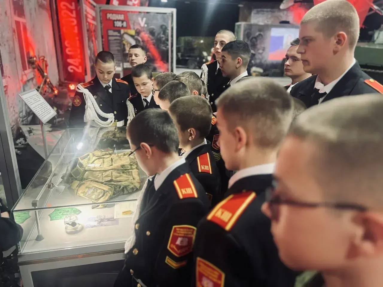 Сотрудники следственного управления совместно с кадетами посетили музейную экспозицию, посвященную специальной военной операции Сотрудники следственного управления совместно с кадетами посетили музейную экспозицию, посвященную специальной военной операции