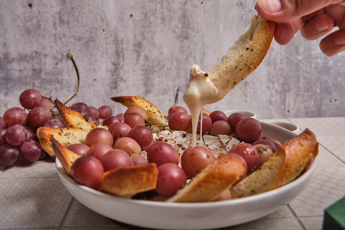 Секреты запеченного камамбера для новогоднего стола