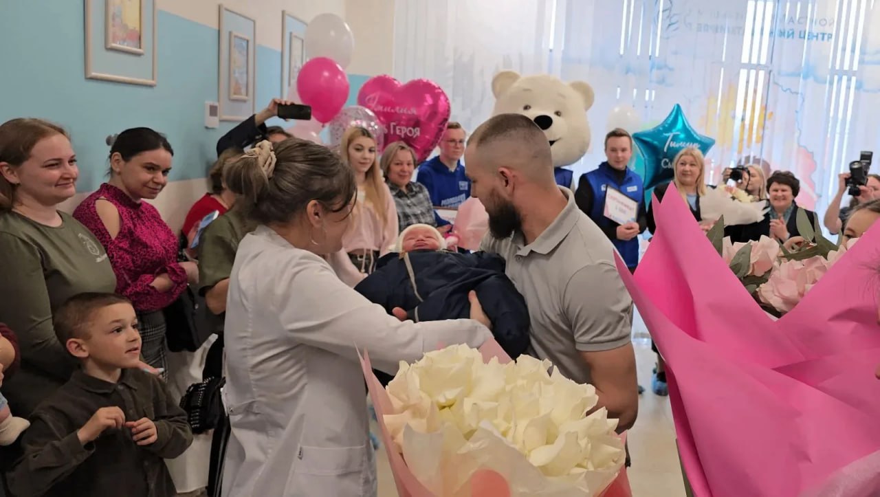 Аисты прилетели: представители Правительства поздравили семьи участников СВО с пополнением Аисты прилетели: представители Правительства поздравили семьи участников СВО с пополнением