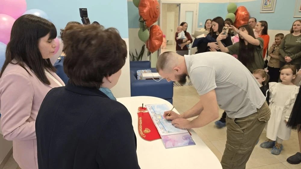 Аисты прилетели: представители Правительства поздравили семьи участников СВО с пополнением Аисты прилетели: представители Правительства поздравили семьи участников СВО с пополнением