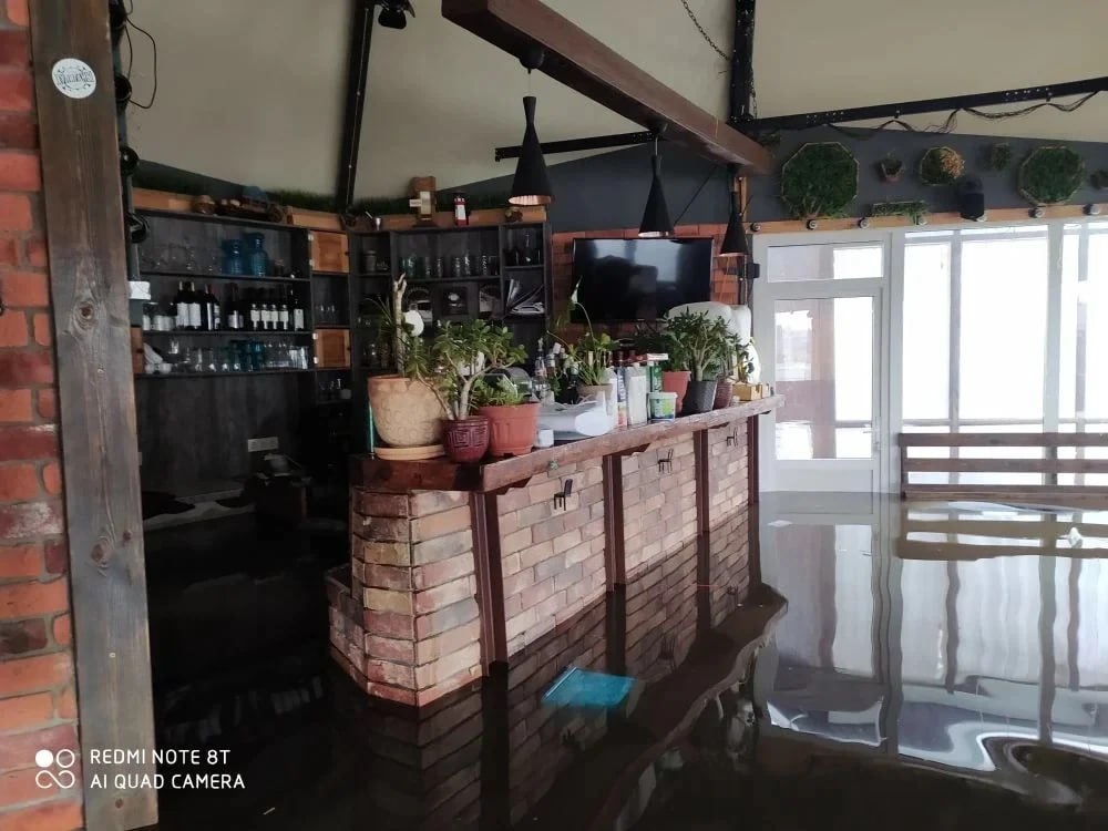 Жизнь во время паводка: кафе «Том Сойер» уходит в отпуск, а Чекалин ищет объездные пути Жизнь во время паводка: кафе «Том Сойер» уходит в отпуск, а Чекалин ищет объездные пути