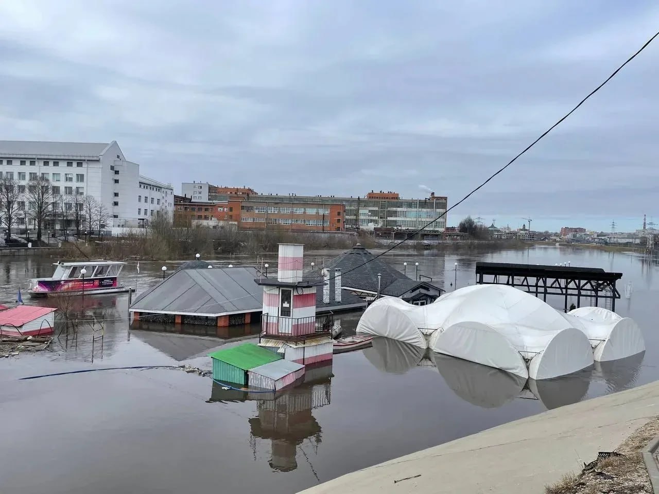 Жизнь во время паводка: кафе «Том Сойер» уходит в отпуск, а Чекалин ищет объездные пути Жизнь во время паводка: кафе «Том Сойер» уходит в отпуск, а Чекалин ищет объездные пути