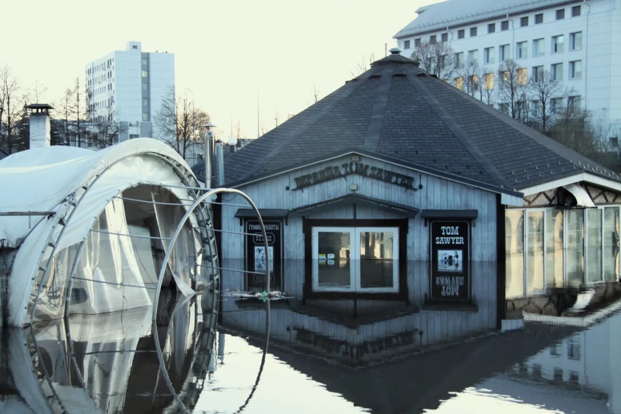 Жизнь во время паводка: кафе «Том Сойер» уходит в отпуск, а Чекалин ищет объездные пути