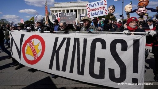 В США началась новая волна антитрамповских акций "No Kings"