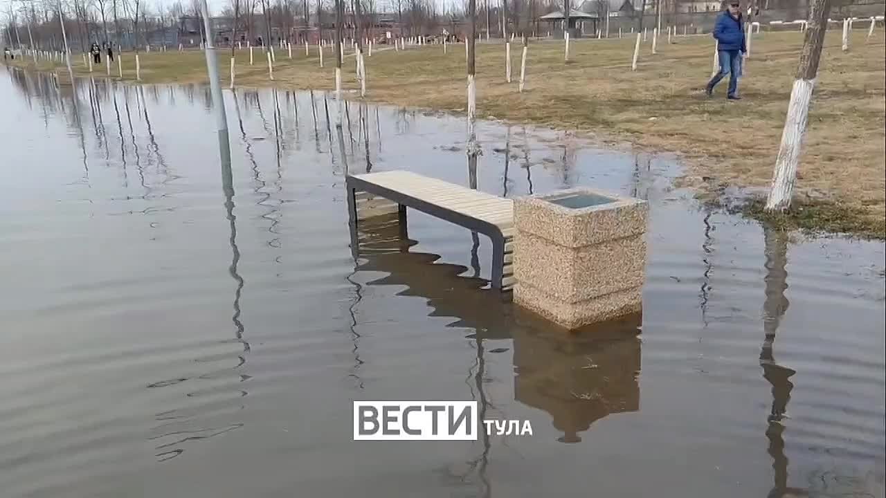 Тульские «Вести» продолжают следить за паводком в режиме реального времени, прямо сейчас мы снова находимся на Пролетарской набережной Тулы