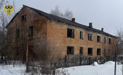 По иску прокурора суд обязал орган местного самоуправления установить сроки сноса и расселения жильцов аварийного многоквартирного дома