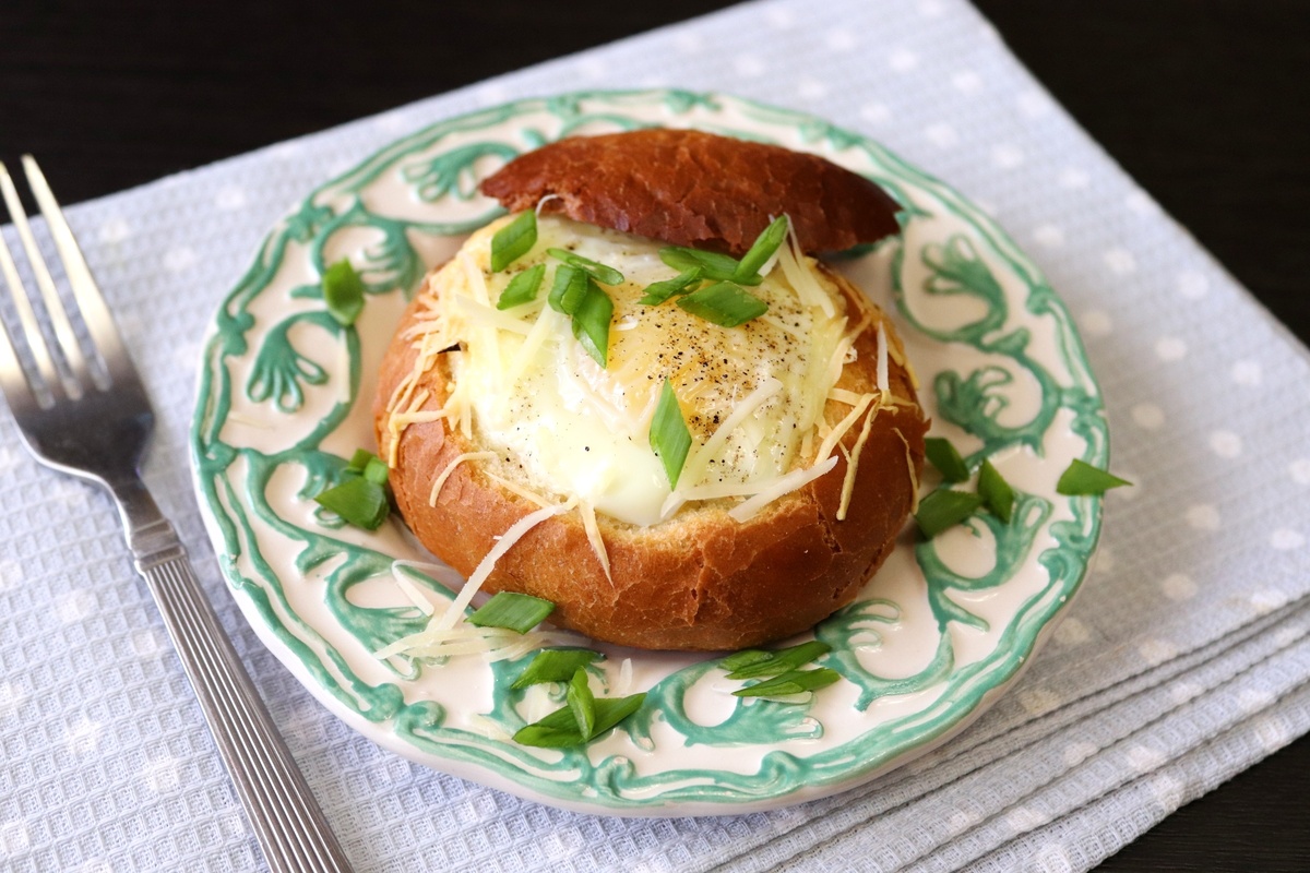 Запеченное яйцо в булочке: идеальный завтрак с салатом