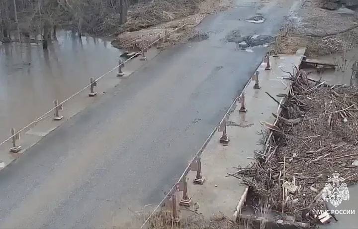 На 5 апреля в Тульской области затопленными остаются 14 мостов и 3 дороги в 7 районах, однако в Ясногорском районе первый мост уже освободился от воды