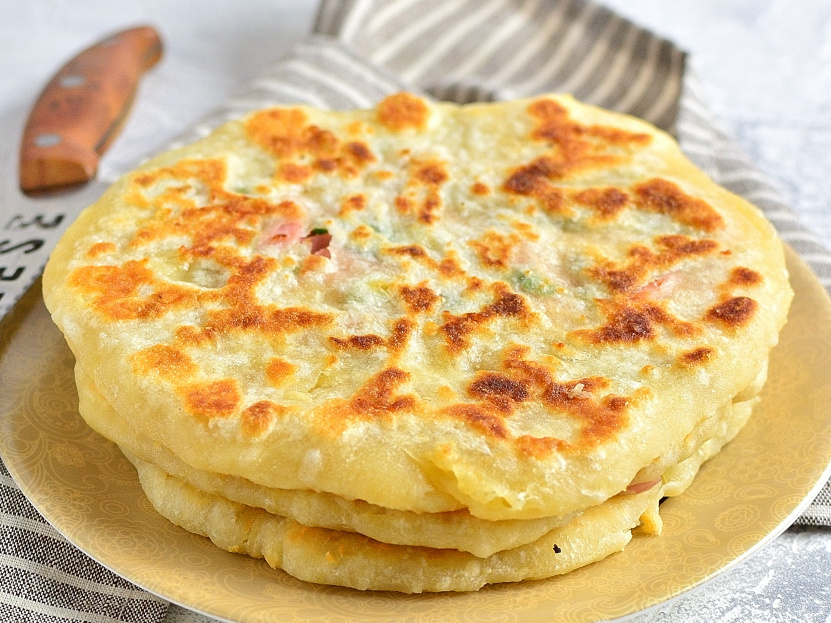 Лепёшки с сыром и колбасой: сытное решение за полчаса