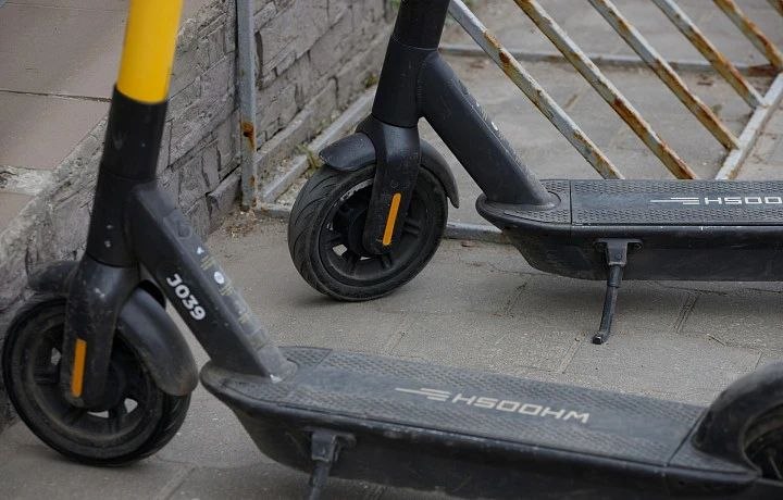 В Госдуме предложили ограничить скорость электросамокатов в пешеходных зонах до 10 км/ч