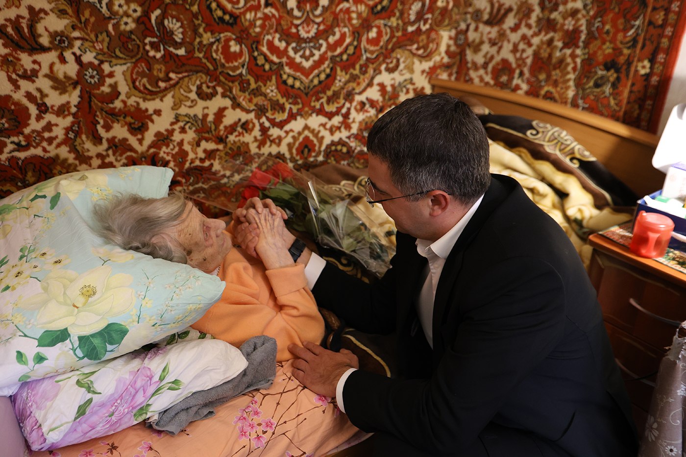 Глава города Тулы Алексей Эрк вместе с представителями администрации города навестили участника Великой Отечественной войны, Почетного гражданина города-героя Тулы Людмилу Александровну Зосимову