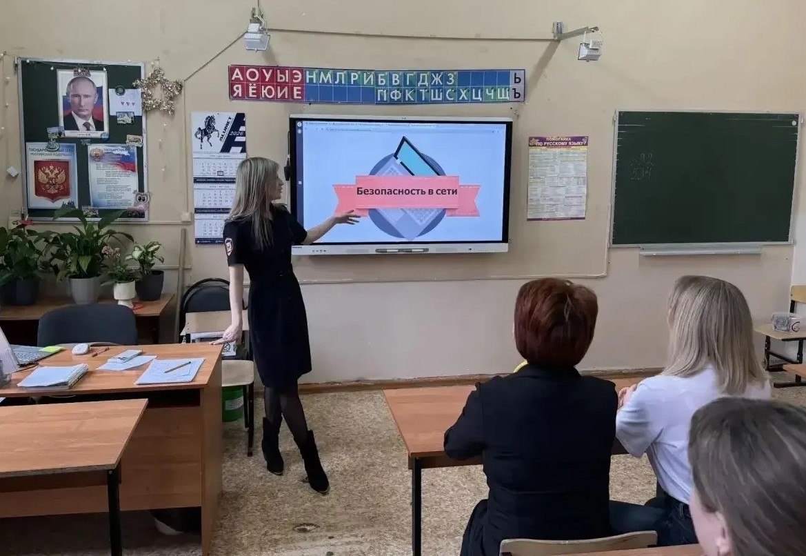 В Новомосковске сотрудники полиции и педагоги обсудили меры по профилактике молодежного экстремизма