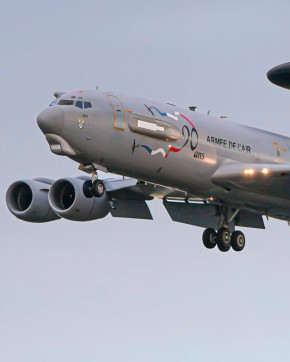 После более чем года технического обслуживания этот самолет ДРЛОиУ E-3F французских ВВС наконец-то вернулся в небо