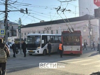 На перекрестке ул. Октябрьской и ул. Луначарского столкнулись троллейбус и 162 автобус