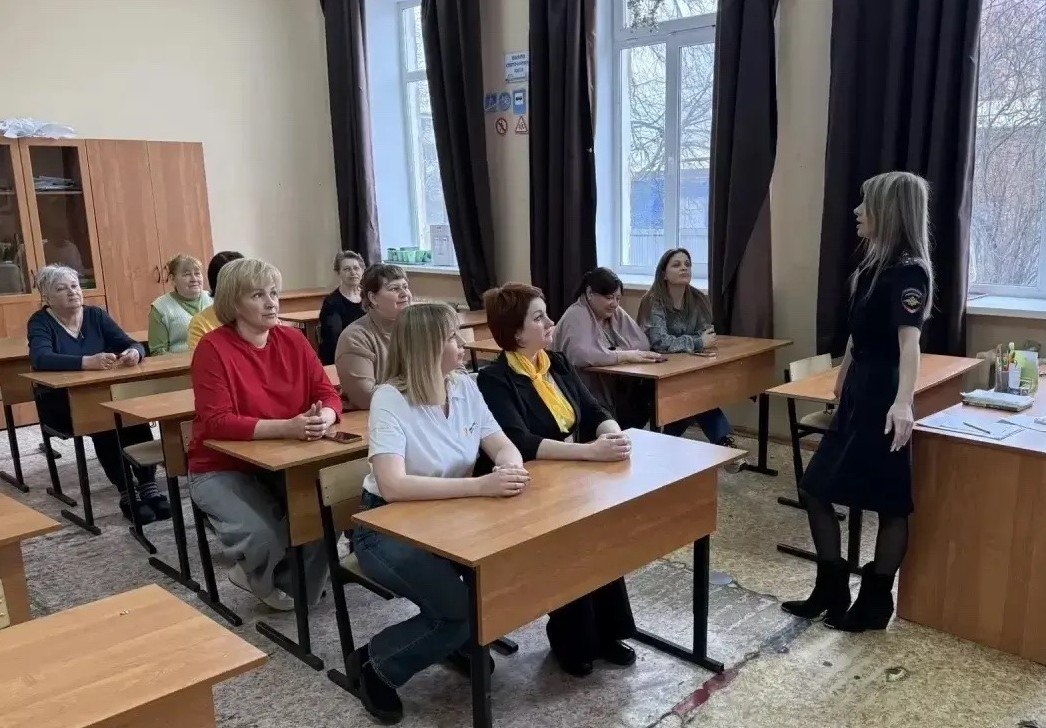 В Новомосковске сотрудники полиции и педагоги обсудили меры по профилактике молодежного экстремизма В Новомосковске сотрудники полиции и педагоги обсудили меры по профилактике молодежного экстремизма