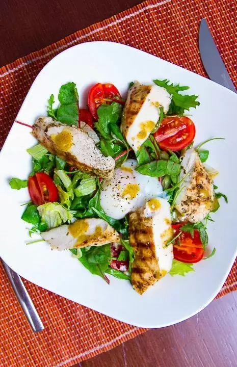 Легкий теплый салат с курицей и яйцом-пашот: идеальный обед