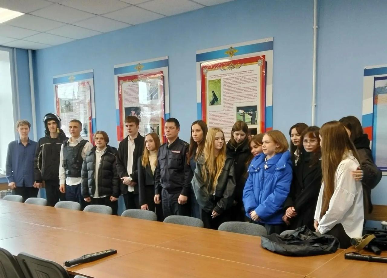 В Ефремове полицейские в рамках акции «Чистое поколение -2026» и «Защитники Отечества» провели цикл профилактических мероприятий для молодежи В Ефремове полицейские в рамках акции «Чистое поколение -2026» и «Защитники Отечества» провели цикл профилактических мероприятий для молодежи