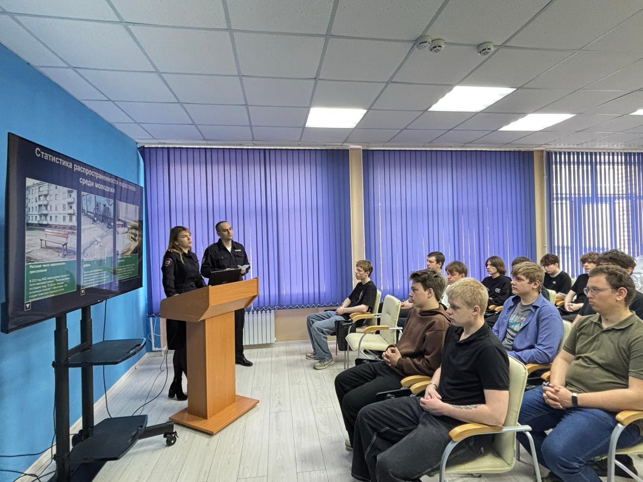 В Ефремове полицейские в рамках акции «Чистое поколение -2026» и «Защитники Отечества» провели цикл профилактических мероприятий для молодежи В Ефремове полицейские в рамках акции «Чистое поколение -2026» и «Защитники Отечества» провели цикл профилактических мероприятий для молодежи