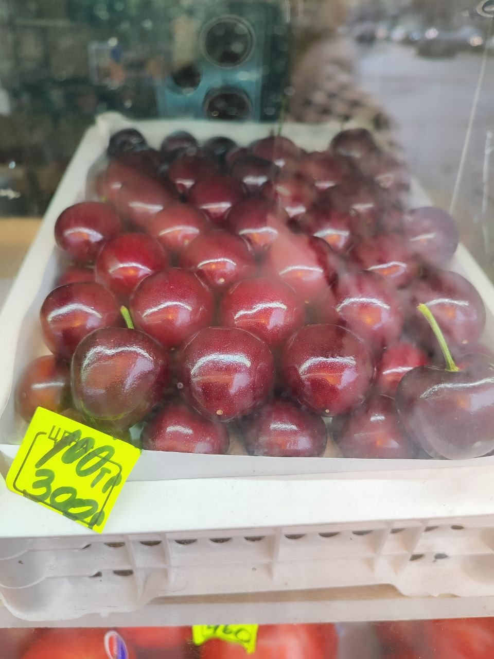 Что-то на богатом: черешня за 3000 рублей в апреле