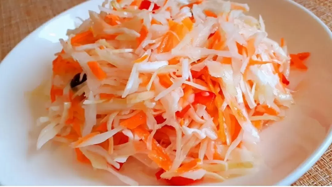 Овощная симфония на вашей тарелке: секреты быстрого маринования капусты