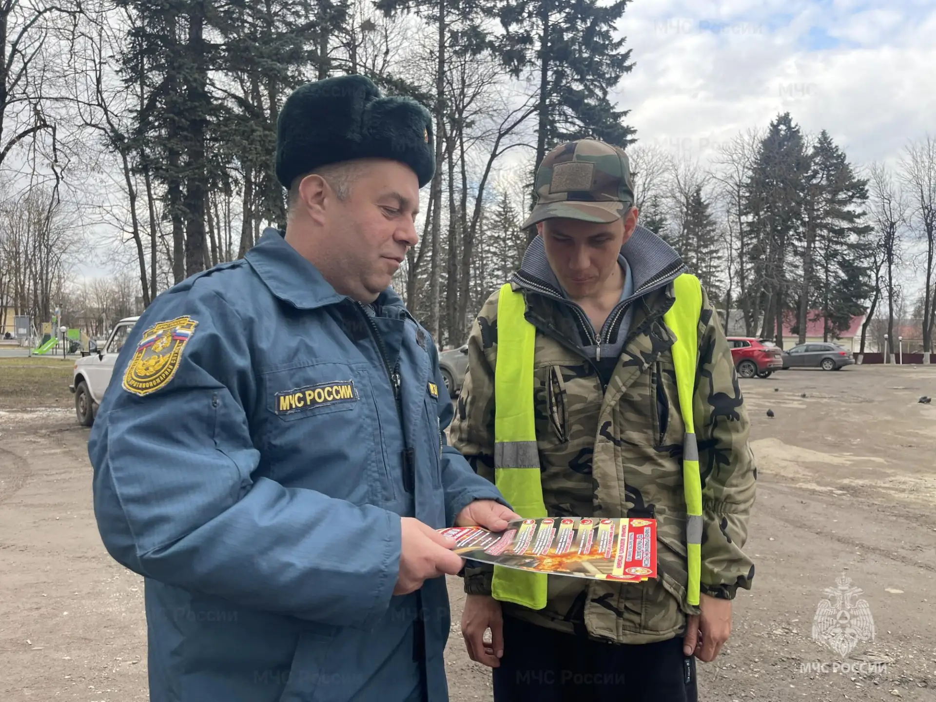 Спасатели напомнили жителям Арсеньевского района главные правила безопасности Спасатели напомнили жителям Арсеньевского района главные правила безопасности