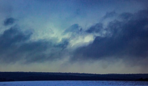 Держитесь: МЧС объявило метеопредупреждение из-за сильного ветра 14 апреля