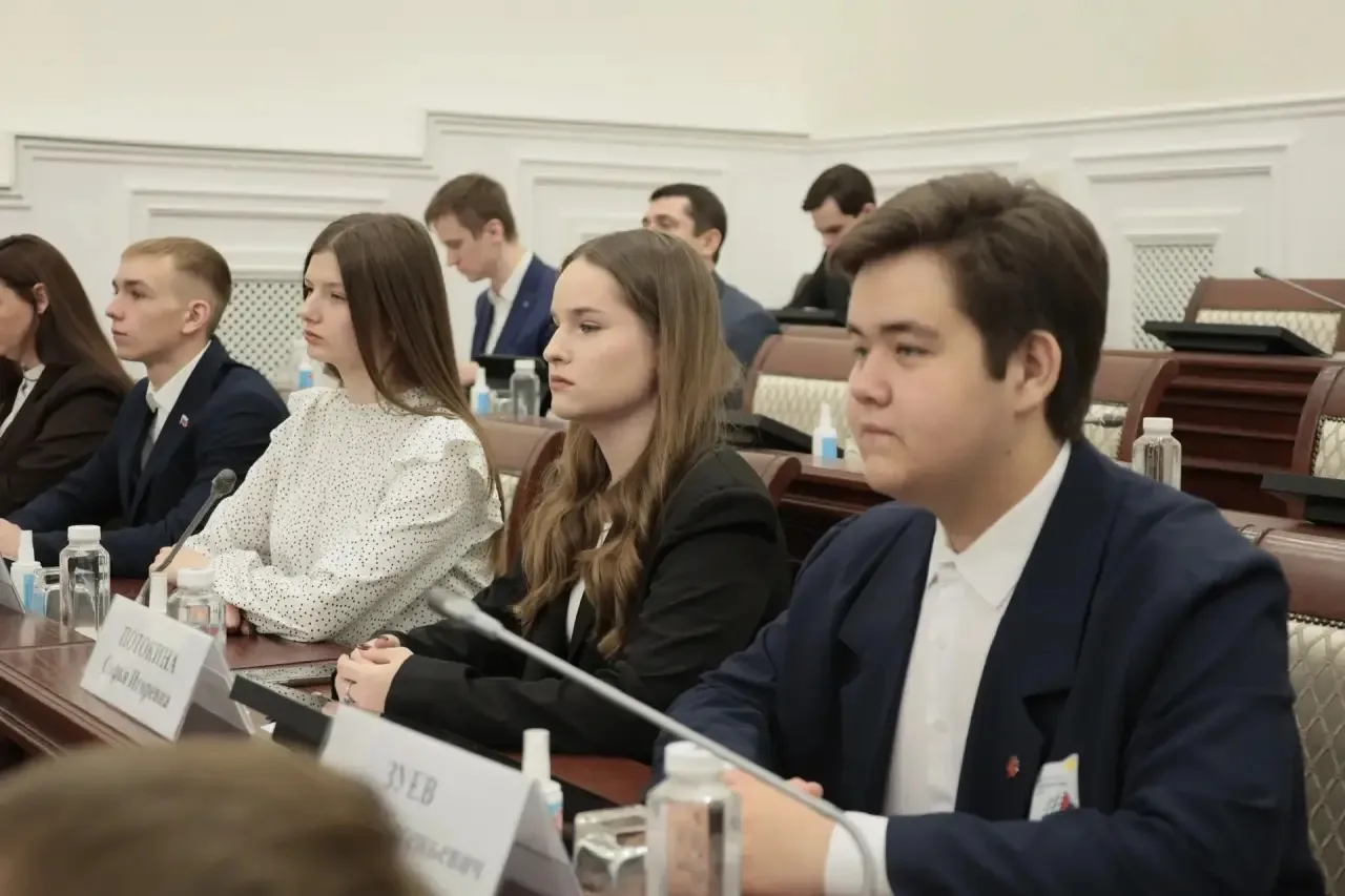 Дмитрий Миляев: Сегодня на оперативное совещание с членами правительства пригласил школьников Дмитрий Миляев: Сегодня на оперативное совещание с членами правительства пригласил школьников