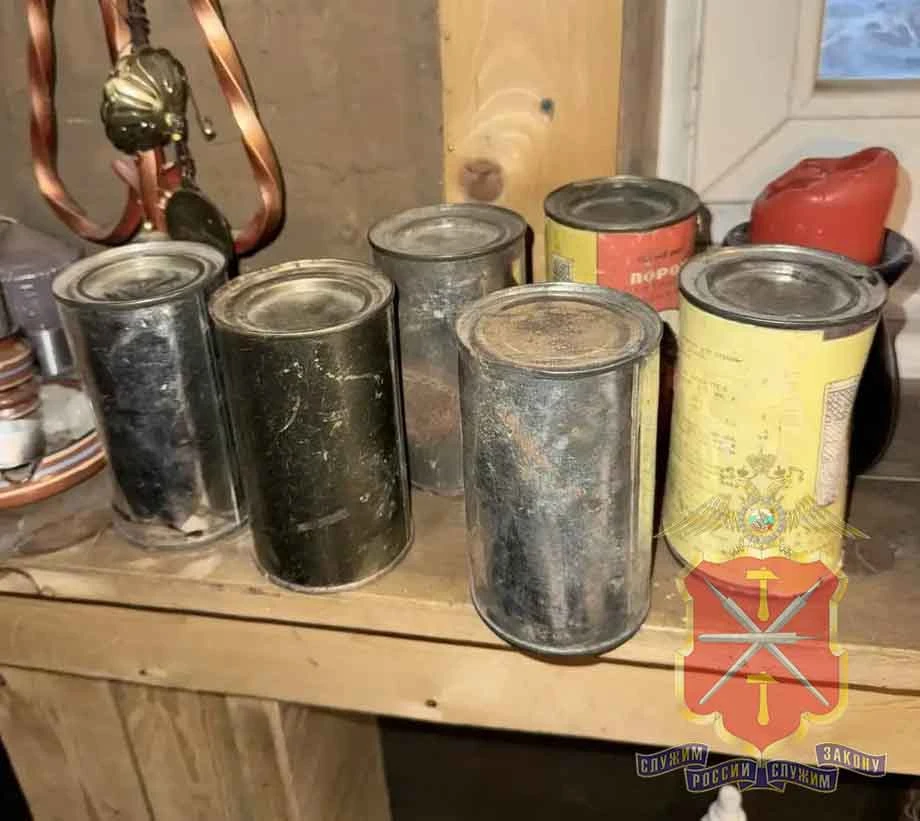 Тульские полицейские изъяли у жителя Донского порядка 1,5 кг взрывчатых веществ и 3 кг марихуаны Тульские полицейские изъяли у жителя Донского порядка 1,5 кг взрывчатых веществ и 3 кг марихуаны