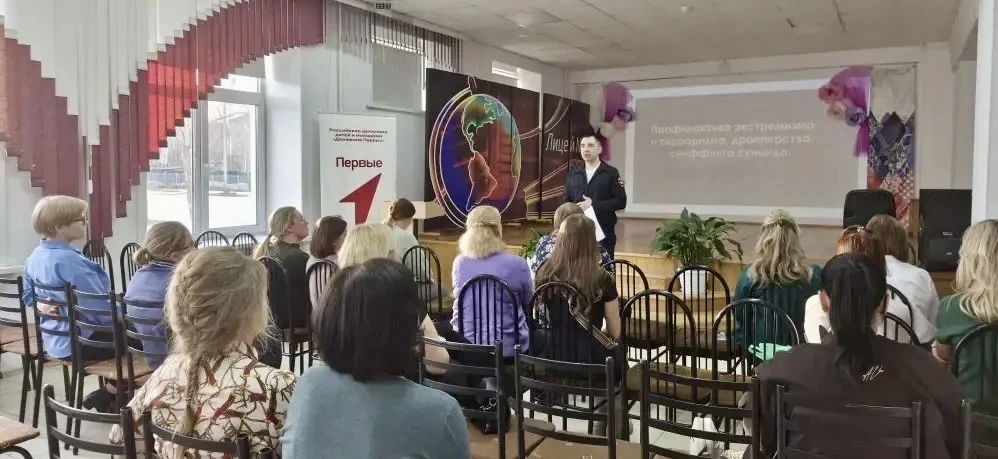 В рамках оперативно-профилактической операции "Чистое поколение" сотрудники подразделений по контролю за незаконным оборотом наркотиков совместно с инспекторами по делам несовершеннолетних транспортной полиции проводят... В рамках оперативно-профилактической операции "Чистое поколение" сотрудники подразделений по контролю за незаконным оборотом наркотиков совместно с инспекторами по делам несовершеннолетних транспортной полиции проводят...