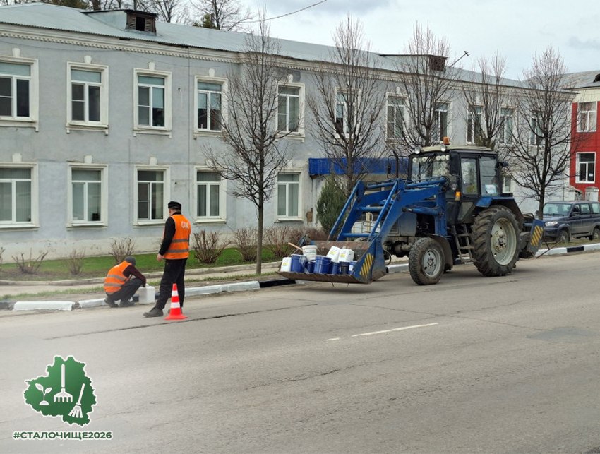 В Туле приступили к покраске бордюрного камня и ограждений безопасности В Туле приступили к покраске бордюрного камня и ограждений безопасности