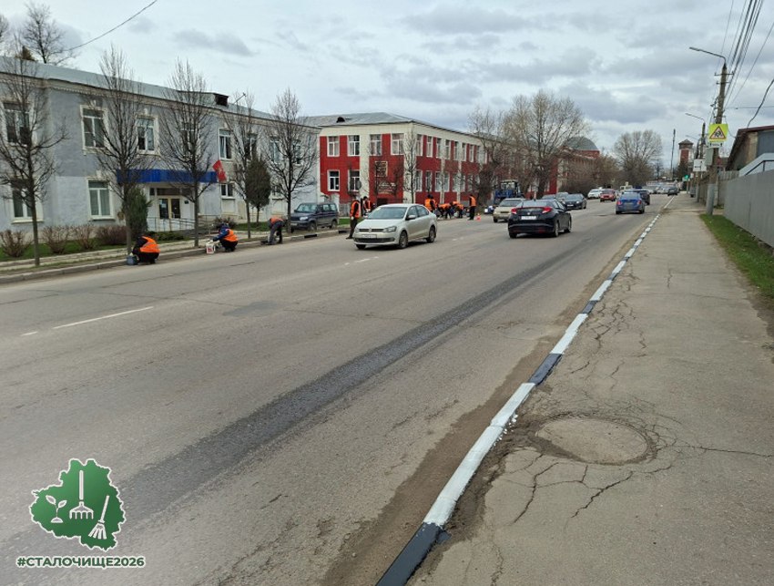 В Туле приступили к покраске бордюрного камня и ограждений безопасности