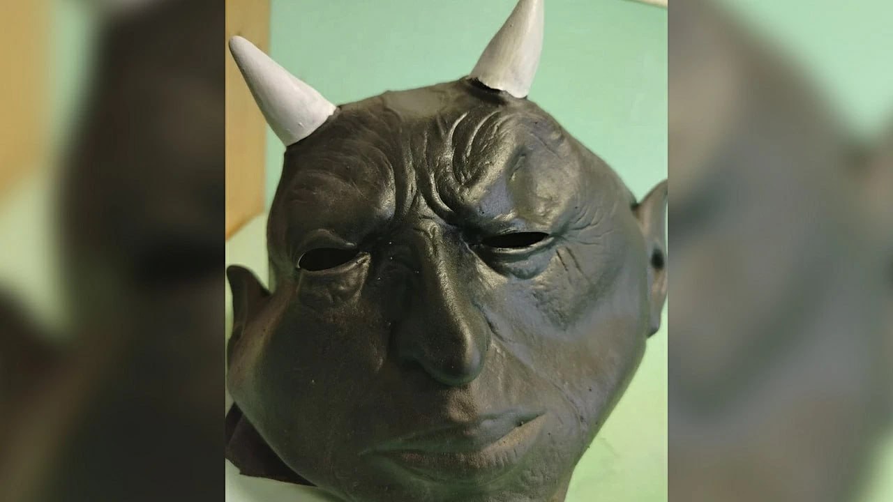 Житель Тулы во время пасхального крестного хода у храма надел маску сатаны* и кричал "Христос воскресе!", пугая людей