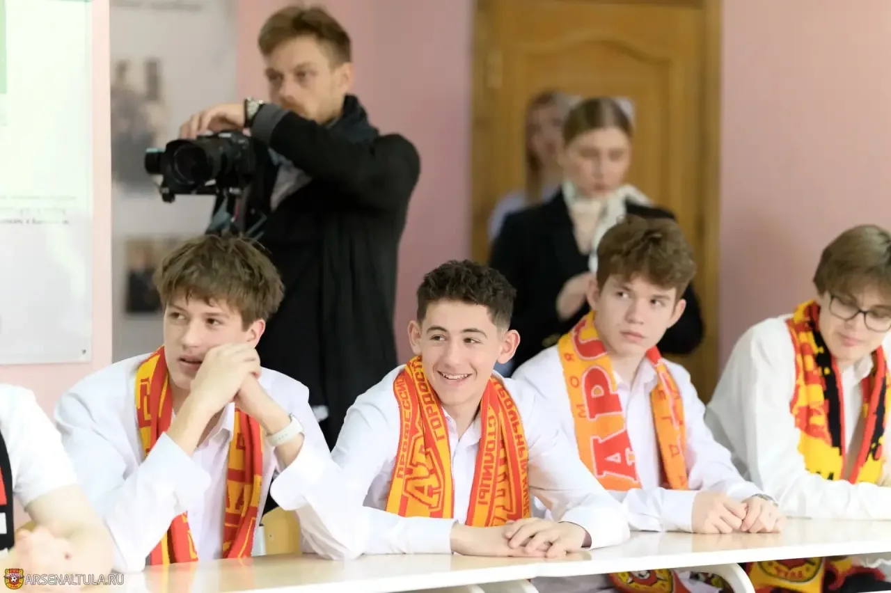 Дмитрий Миляев: «Арсенал» в твоей школе Сегодня в Туле ПФК «Арсенал» провёл мастеркласс в рамках новой программы развития футбола в регионе Дмитрий Миляев: «Арсенал» в твоей школе Сегодня в Туле ПФК «Арсенал» провёл мастеркласс в рамках новой программы развития футбола в регионе