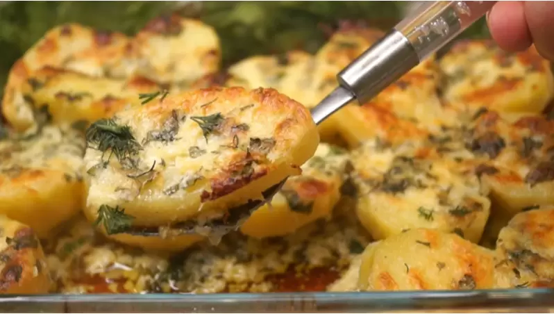 Ароматный картофель в духовке: простой рецепт с чесноком и сыром, который покорит ваши вкусовые рецепторы
