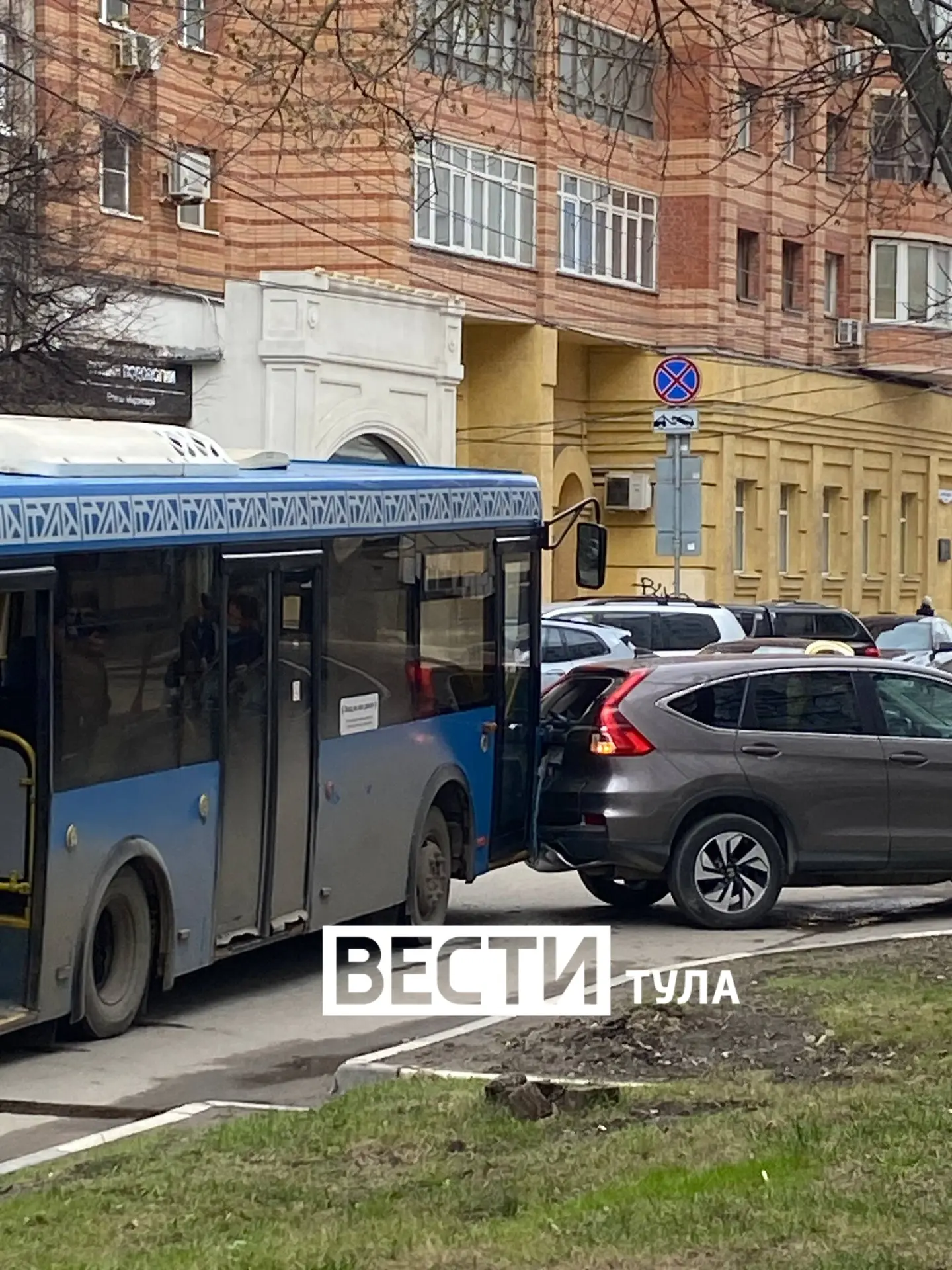 На Демонстрации столкнулись 12 автобус и Honda