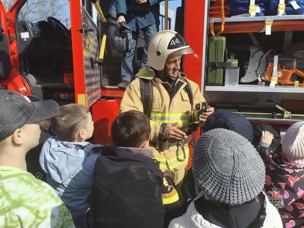 В Арсеньевском районе спасатели провели экскурсию для школьников и родительское собрание В Арсеньевском районе спасатели провели экскурсию для школьников и родительское собрание