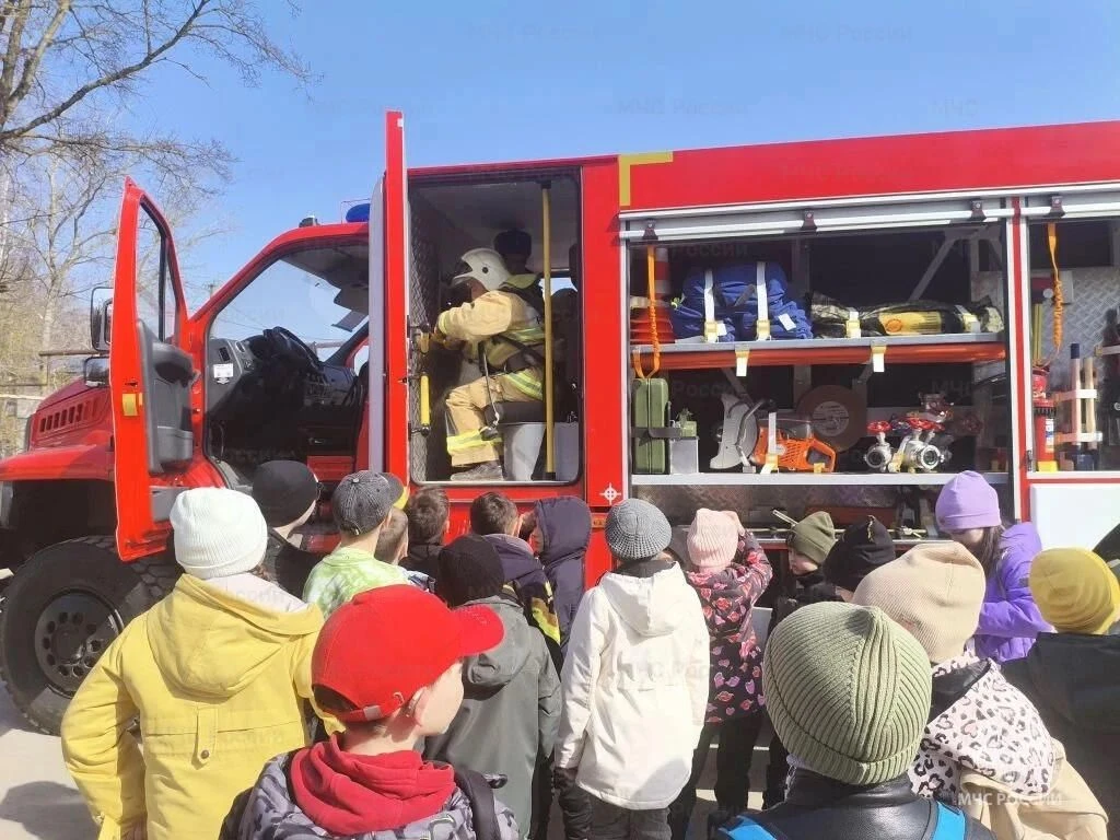 В Арсеньевском районе спасатели провели экскурсию для школьников и родительское собрание В Арсеньевском районе спасатели провели экскурсию для школьников и родительское собрание