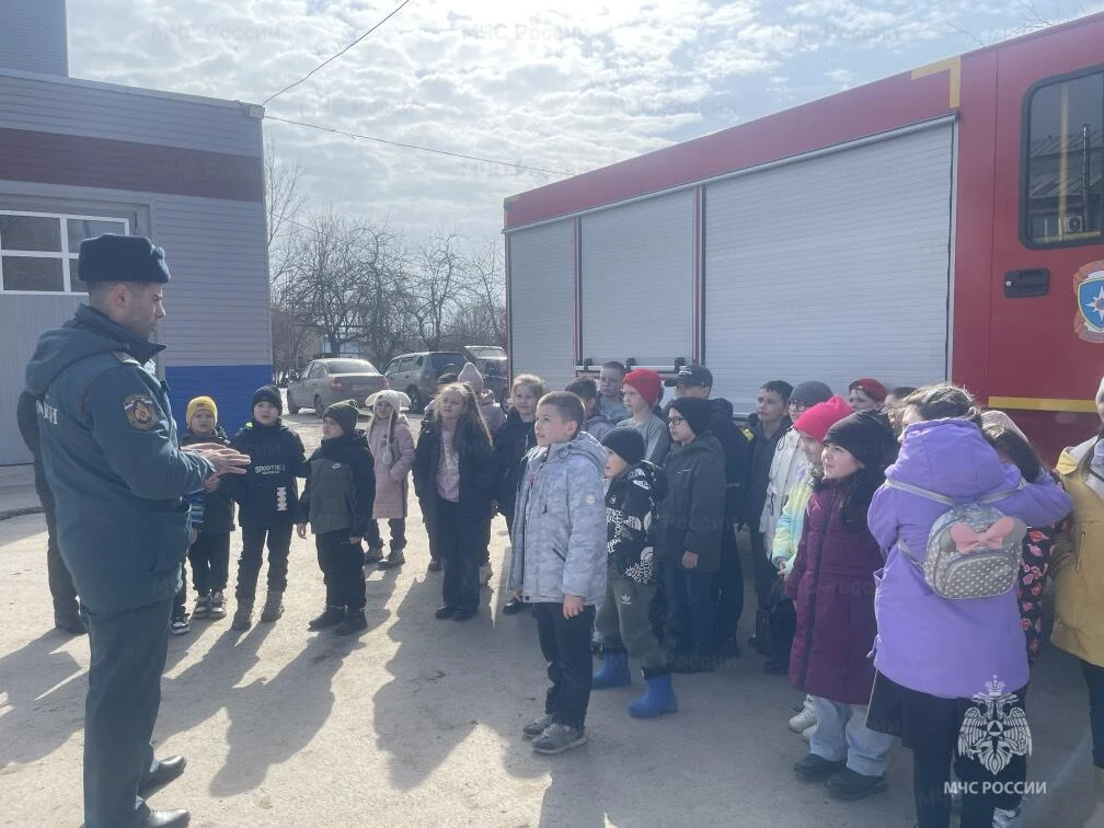 В Арсеньевском районе спасатели провели экскурсию для школьников и родительское собрание В Арсеньевском районе спасатели провели экскурсию для школьников и родительское собрание