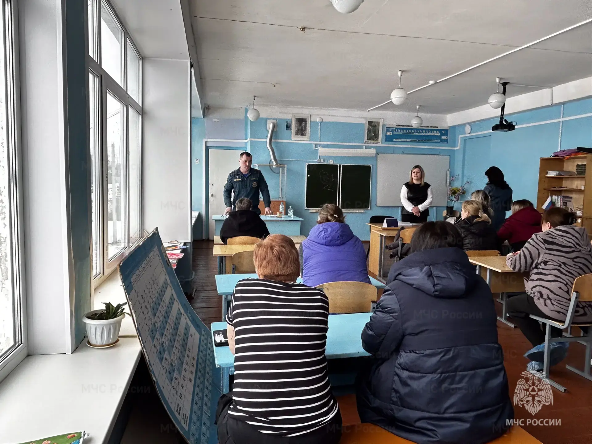 В Арсеньевском районе спасатели провели экскурсию для школьников и родительское собрание В Арсеньевском районе спасатели провели экскурсию для школьников и родительское собрание