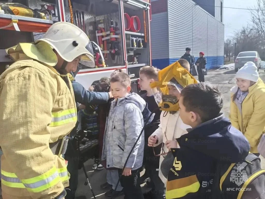 В Арсеньевском районе спасатели провели экскурсию для школьников и родительское собрание